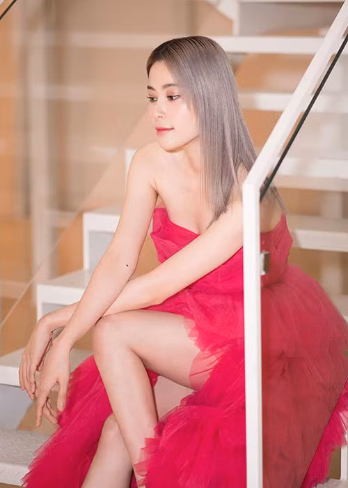 Nam Em vốn gắn liền với hình ảnh thùy mị, nữ tính nhưng cũng có lúc cô đổi style gợi cảm.