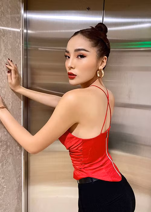 Với thân hình thon gọn, gợi cảm, Hoa hậu Kỳ Duyên chuộng váy áo hở bạo.