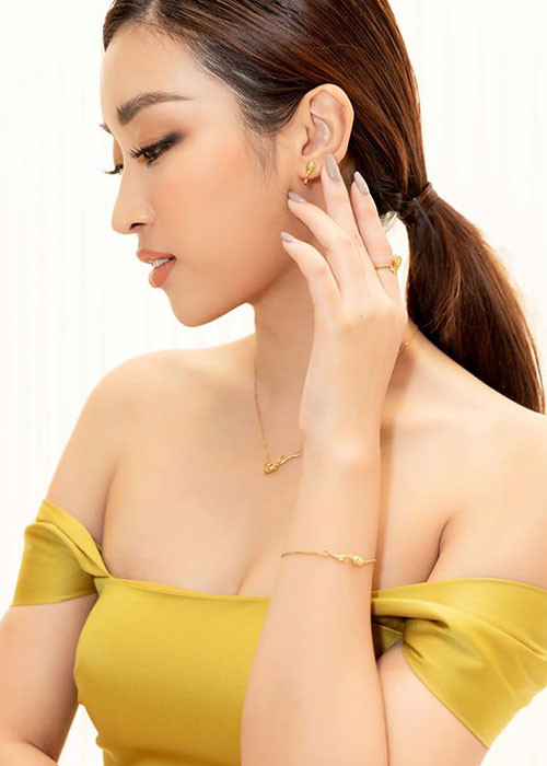 Trong khi Kỳ Duyên có gu thời trang táo bạo thì Mỹ Linh khoe vẻ gợi cảm chừng mực.