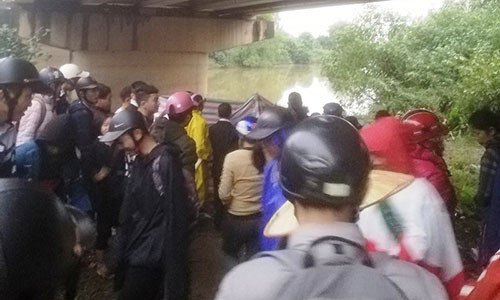 Nu sinh 16 tuoi de lai thu tren cau roi nhay song tu tu