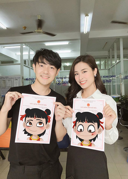 Gần đây, cặp đôi Đông Nhi - Ông Cao Thắng đồng loạt khoe giấy đăng ký kết hôn sau 1 tháng làm đám cưới.