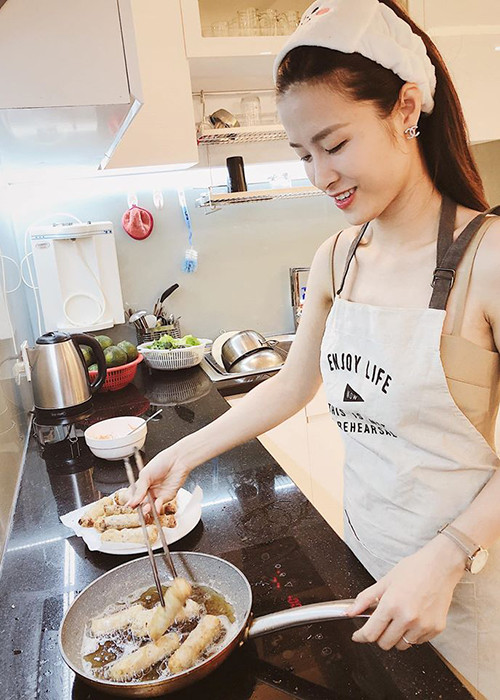 Sau khi được Đông Nhi gửi hình ảnh vào bếp, Ông Cao Thắng phải tức tốc về nhà với lý do khiến fan cười nghiêng ngả là sợ bị ăn hết.