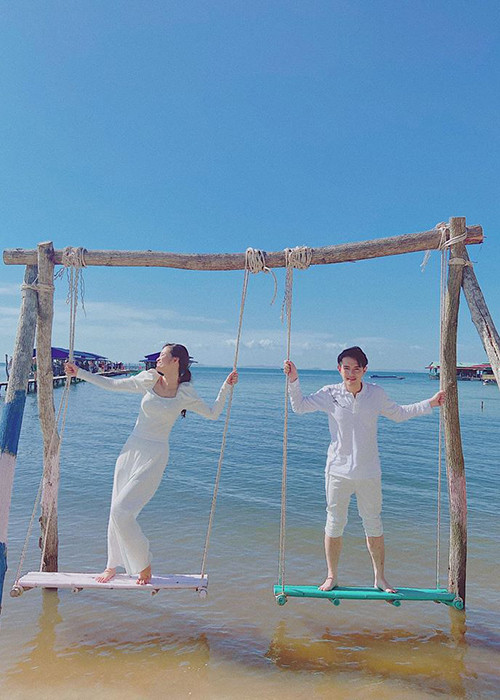 Trong 1 tháng qua, đôi uyên ương thi thoảng có những chuyến du lịch ngắn ngày.