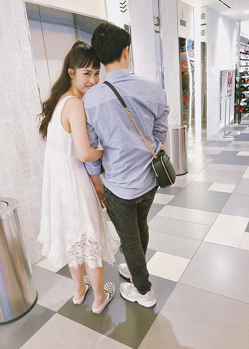 Được ông xã xách túi hộ, Đông Nhi có biểu cảm khó đỡ.