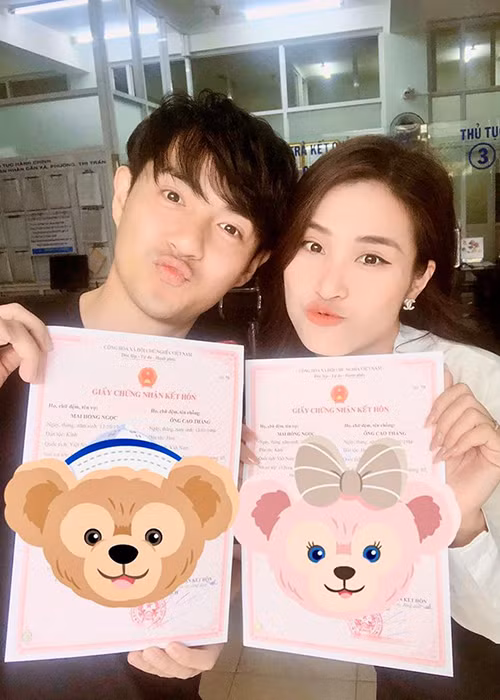 Khi đến nhận đăng ký kết hôn, Ông Cao Thắng hài hước chia sẻ: “Bị bắt mà cam tâm tình nguyện".