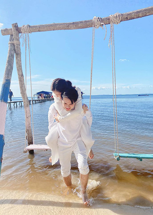 Khoảnh khắc đầy ngôn tình của cặp đôi trong một chuyến nghỉ dưỡng.