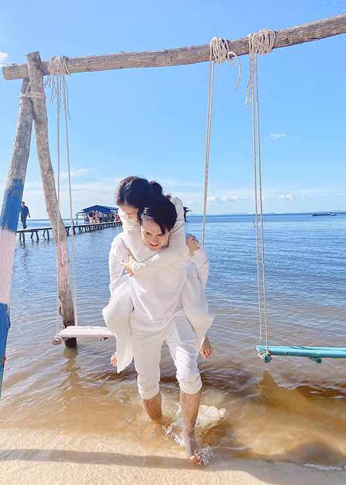 Khoảnh khắc đầy ngôn tình của cặp đôi trong một chuyến nghỉ dưỡng.