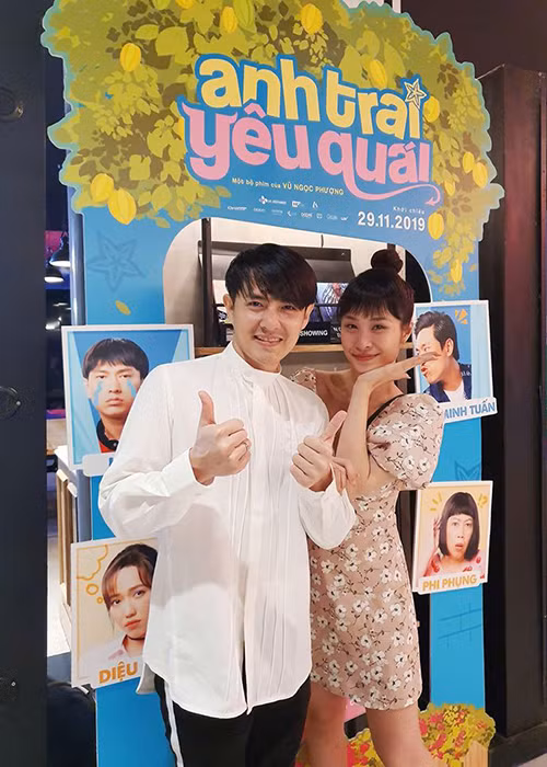 Sau đám cưới, đôi uyên ương luôn bên nhau không rời.