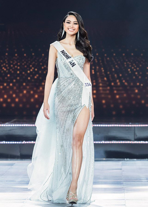 Đào Thị Hà là gương mặt sáng sân khấu với nụ cười tỏa nắng, vóc dáng săn chắc, quyến rũ. Tuy nhiên, ứng xử của người đẹp đến từ Nghệ An chưa thực sự xuất sắc.