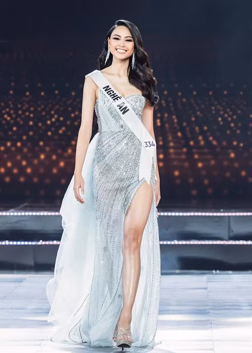 Đào Thị Hà là gương mặt sáng sân khấu với nụ cười tỏa nắng, vóc dáng săn chắc, quyến rũ. Tuy nhiên, ứng xử của người đẹp đến từ Nghệ An chưa thực sự xuất sắc.