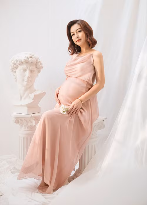 Được ông xã chiều chuộng, Jennifer Phạm không quên dành lời ngọt ngào cho chồng: "Tình yêu là sự đồng điệu lạ kỳ của hai trái tim, như hòa chung một nhịp, là chia sẻ, là gắn kết, là xem ai đó như cả thế giới, là muốn bên ai đó cả một đời. Mãi mãi yêu anh - tình yêu bự của em".