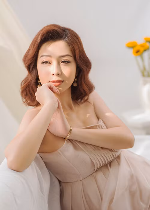 Mỗi ngày, cô đọc sách, tập yoga, chăm sóc chồng con.