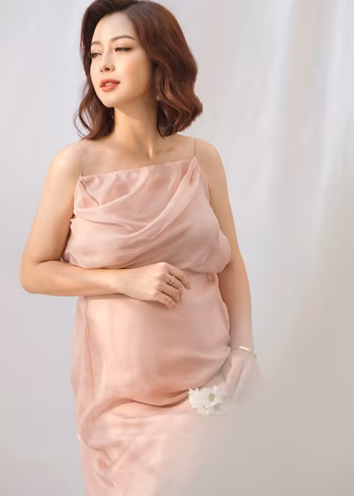 Cách đây không lâu, gia đình 5 thành viên của Jennifer Phạm khoe ảnh đi chơi Disneyland, Mỹ. Trước đó, vào tháng 10, cả gia đình đi lễ chùa ở miền Trung.