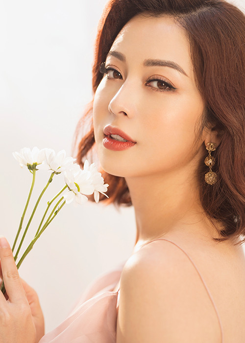 Trong những tháng cuối thai kỳ, Jennifer Phạm tăng 10 kg nhưng vóc dáng của cô hầu như không có sự thay đổi.