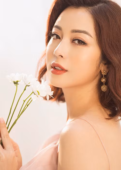 Trong những tháng cuối thai kỳ, Jennifer Phạm tăng 10 kg nhưng vóc dáng của cô hầu như không có sự thay đổi.