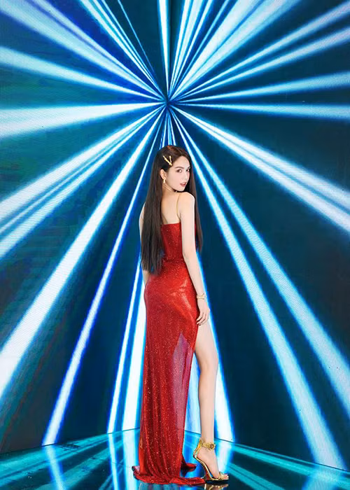 Ngọc Trinh kết hợp chiếc váy đỏ tôn những đường cong với phụ kiện hàng hiệu.