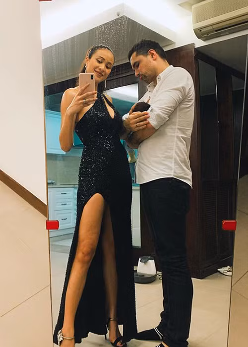 Ông xã của Phương Mai hỗ trợ chăm sóc con trai khi cô đi làm.