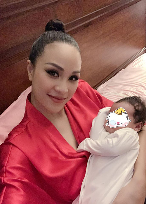 Phương Mai đến nay chưa tiết lộ gương mặt của con trai.