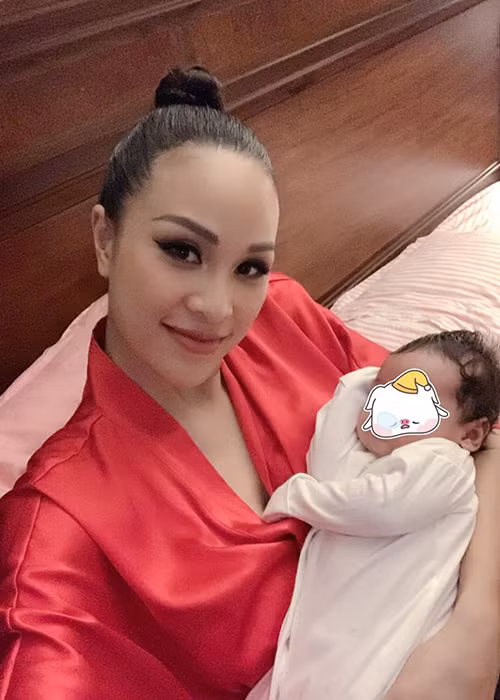 Phương Mai đến nay chưa tiết lộ gương mặt của con trai.