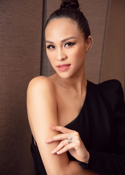 Vóc dáng sau gần 1 tháng sinh con của nữ MC khiến nhiều người phải ghen tỵ.