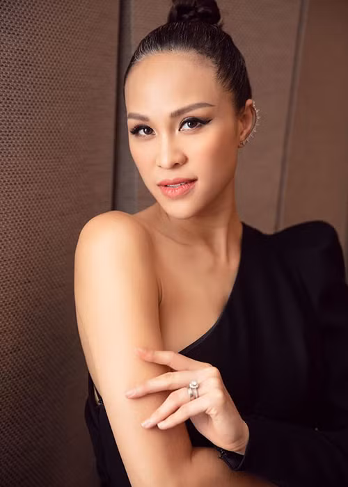 Vóc dáng sau gần 1 tháng sinh con của nữ MC khiến nhiều người phải ghen tỵ.