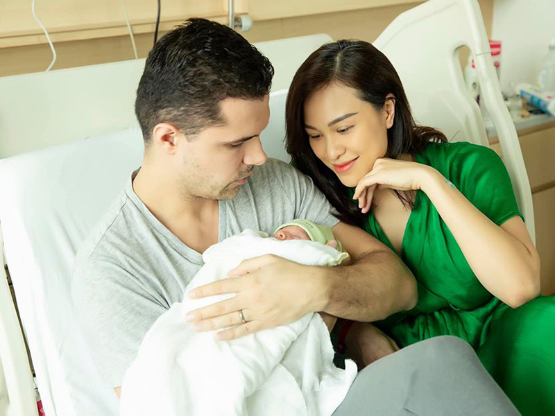 Cặp đôi đón con trai đầu lòng chỉ sau 5 tháng làm đám cưới.