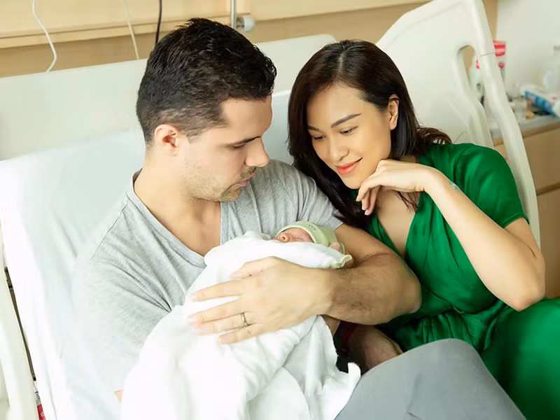 Cặp đôi đón con trai đầu lòng chỉ sau 5 tháng làm đám cưới.