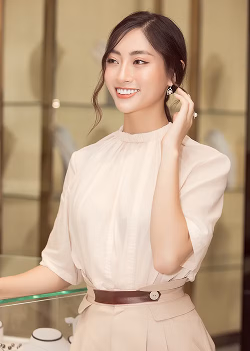 Được biết, nàng hậu sẽ mang tới buổi đấu giá tại Hoa hậu Thế giới 2019 chuỗi vòng cổ ngọc trai biển và đôi hoa tai làm quà tặng.