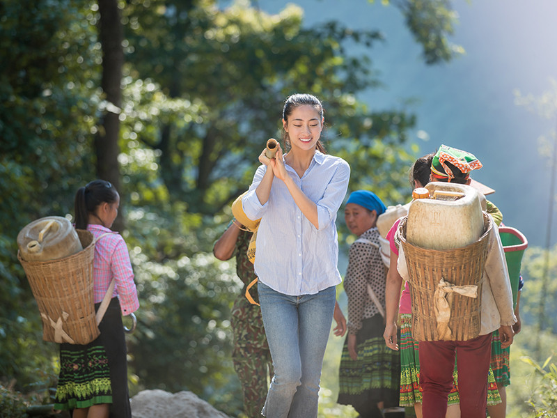 Với địa hình hiểm trở của xóm Lũng Lìu, Lũng Lạ khiến Lương Thùy Linh gặp nhiều khó khăn trong việc vận chuyển nguyên vật liệu thi công.