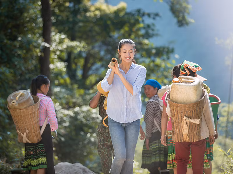 Với địa hình hiểm trở của xóm Lũng Lìu, Lũng Lạ khiến Lương Thùy Linh gặp nhiều khó khăn trong việc vận chuyển nguyên vật liệu thi công.