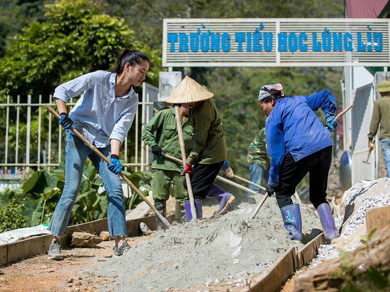 Để thực hiện dự án, Hoa hậu Lương Thuỳ Linh đã đích thân kêu gọi quyên góp kinh phí, trực tiếp tham gia khuân vác vật liệu, nghiền đá cùng bà con.
