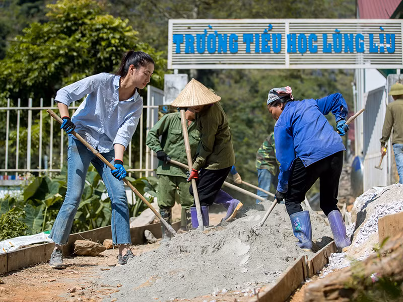 Để thực hiện dự án, Hoa hậu Lương Thuỳ Linh đã đích thân kêu gọi quyên góp kinh phí, trực tiếp tham gia khuân vác vật liệu, nghiền đá cùng bà con.