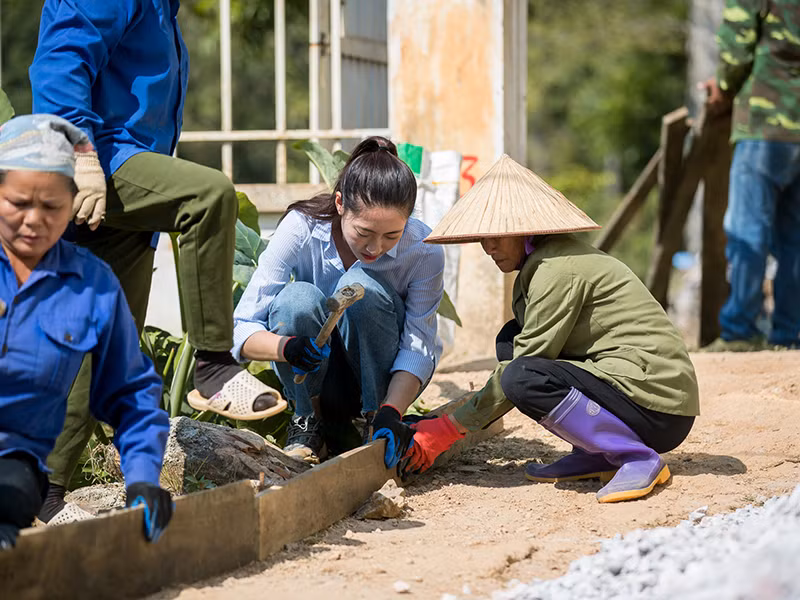 700 tấn nguyên vật liệu phần lớn phải vận chuyển bằng sức người bởi không phải đoạn đường nào cũng có thể di chuyển bằng xe.