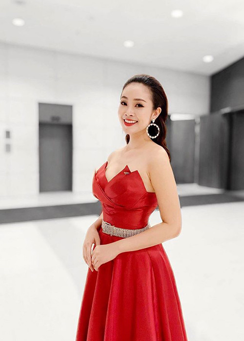 Nữ MC sở hữu gương mặt xinh đẹp, vóc dáng quyến rũ cùng nụ cười tỏa nắng.
