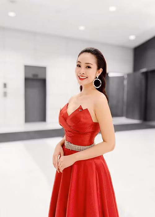 Nữ MC sở hữu gương mặt xinh đẹp, vóc dáng quyến rũ cùng nụ cười tỏa nắng.