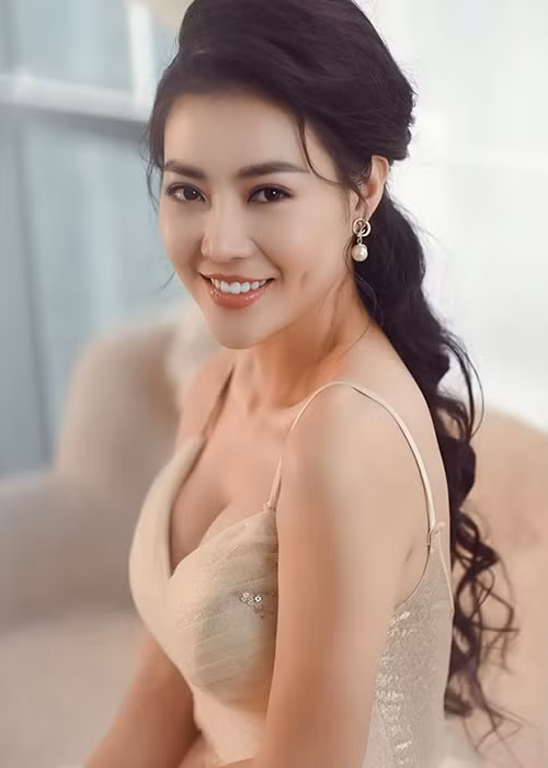 MC Thuy Linh - Thanh Huong dong hai Tet 2020: Ai goi cam hon?