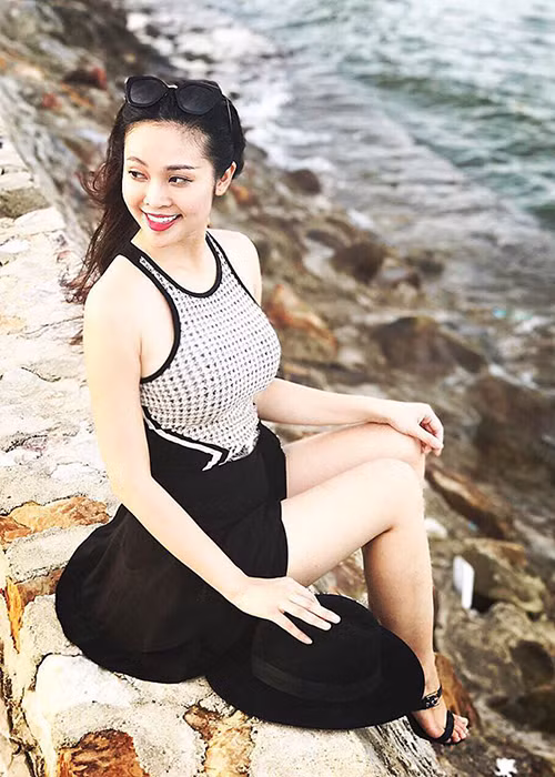 Thùy Linh sinh năm 1987, là gương mặt quen thuộc trên truyền hình. Cô dẫn dắt các chương trình Bài hát yêu thích, Muôn màu showbiz, Tạp chí âm nhạc.