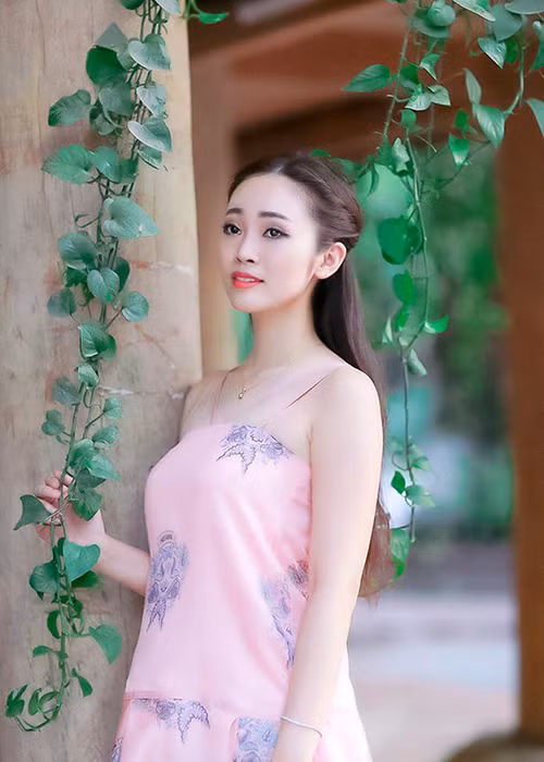 Nữ MC từng vướng tin đồn tình cảm với MC Danh Tùng. Tuy nhiên, cả hai một mực khẳng định chỉ là đồng nghiệp.