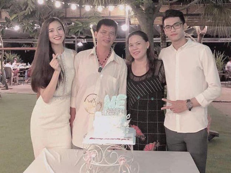 Kim Duyên đã chăm chỉ học tập tại Singapore để không phụ lòng bố mẹ.