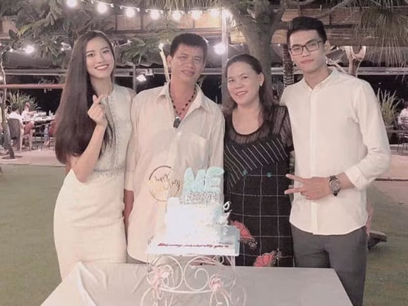 Kim Duyên đã chăm chỉ học tập tại Singapore để không phụ lòng bố mẹ.