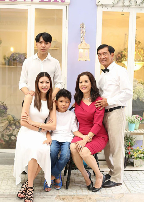 Nàng á hậu xuất thân trong một gia đình có truyền thống kinh doanh, bản thân theo học ngành Quản trị kinh doanh.