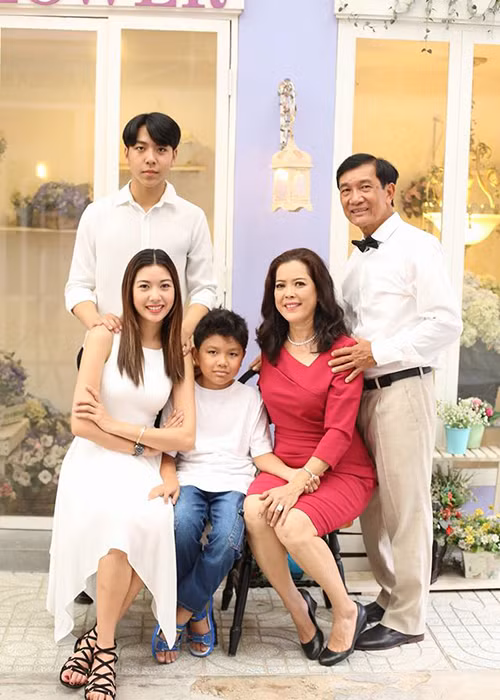 Nàng á hậu xuất thân trong một gia đình có truyền thống kinh doanh, bản thân theo học ngành Quản trị kinh doanh.