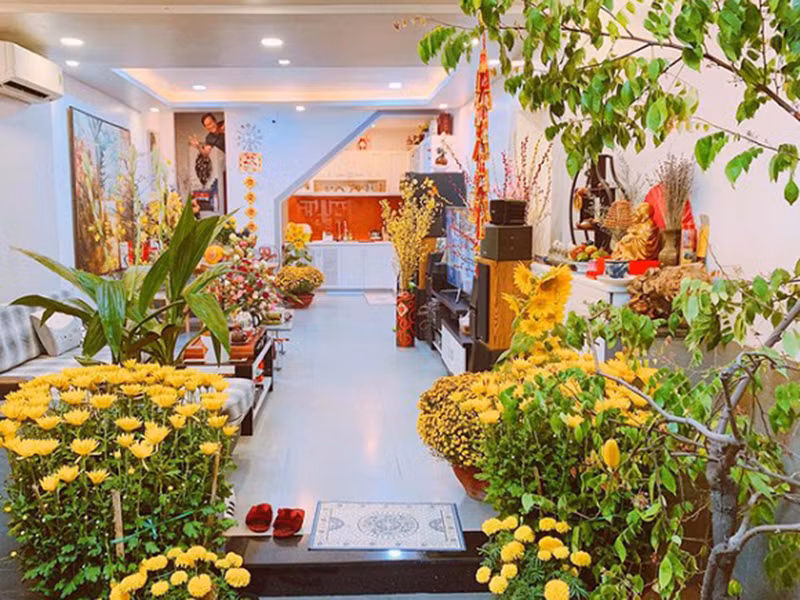 Nàng hoa hậu sống cùng gia đình trong căn nhà có nội thất sang trọng. Được biết, bố mẹ của Khánh Vân chỉ là công chức bình thường.