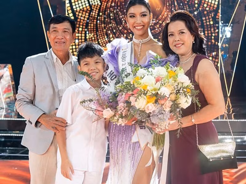 Thúy Vân từng đi làm thêm năm 15 tuổi. Khi bước chân vào showbiz, cô tham gia các cuộc thi nhan sắc, làm MC song ngữ.