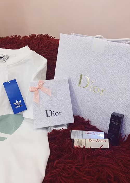 Ở tuổi 24, Khánh Vân tự mua xe hơi, những món đồ hiệu.