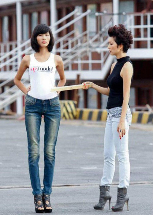 Với gương mặt cá tính, thân hình siêu gầy, Hoàng Thùy gây chú ý với ban giám khảo Vietnam's Next Top Model 2011.