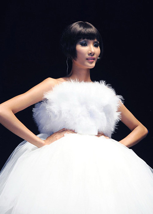 Hoàng Thùy đăng quang Vietnam's Next Top Model 2011 trong đêm chung kết.