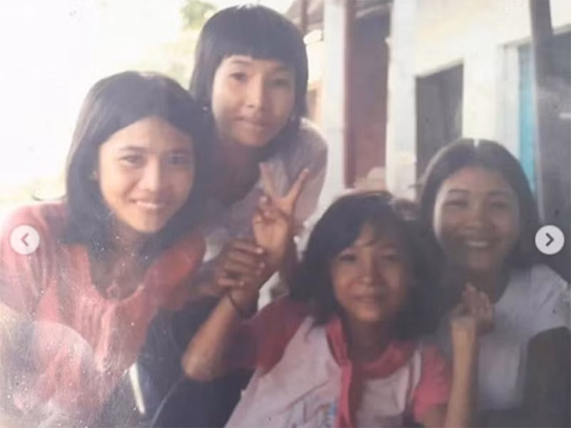 Trong suốt 10 năm, nàng á hậu ngược xuôi bán hàng rong để phụ giúp gia đình. Đến khi vào đại học, cô đi bán sim điện thoại.