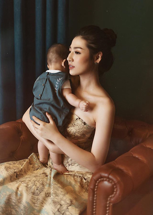 Nàng á hậu tự tay chuẩn bị vườn rau nhỏ để làm thức ăn dặm cho con trai.