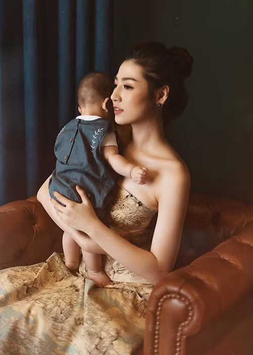 Nàng á hậu tự tay chuẩn bị vườn rau nhỏ để làm thức ăn dặm cho con trai.